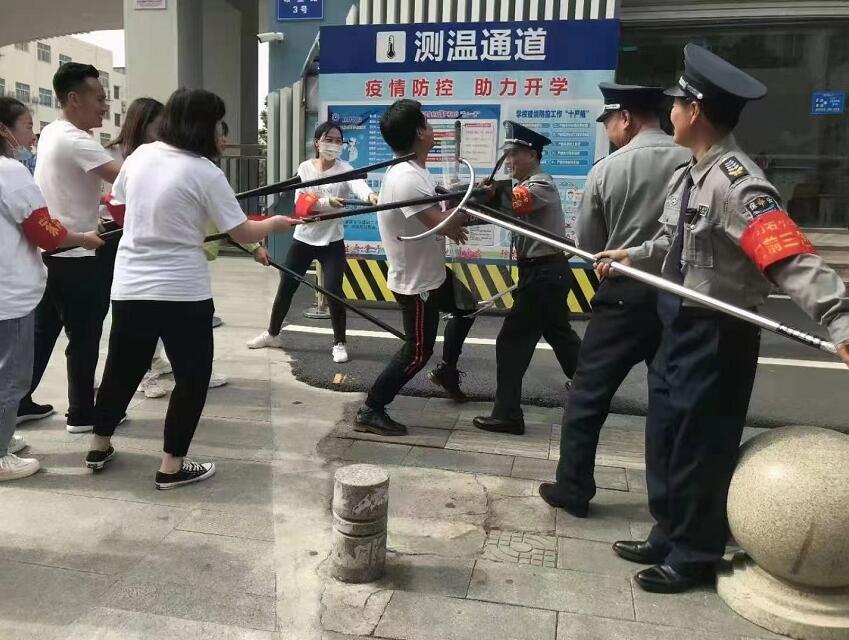 公安分局內(nèi)保大隊(duì)、獵鷹保安公司聯(lián)合開展校園反恐防暴演練活動(dòng)