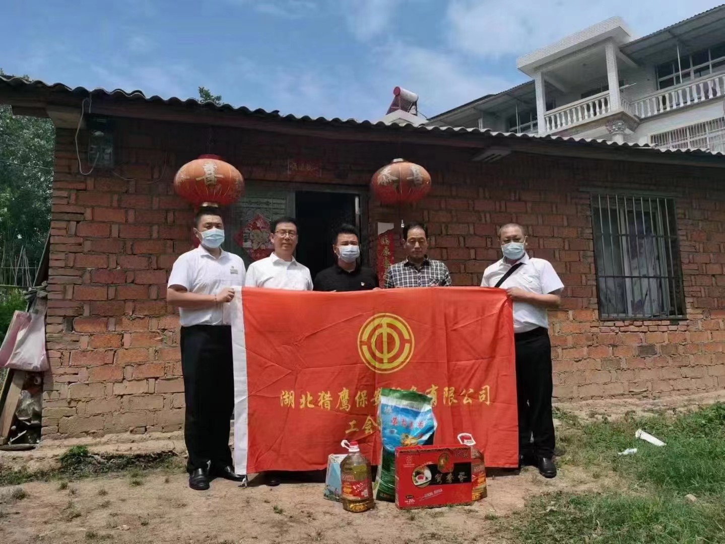 端午節(jié)將至，獵鷹企業(yè)組織員工走進(jìn)鄉(xiāng)村，為老人送去生活物資