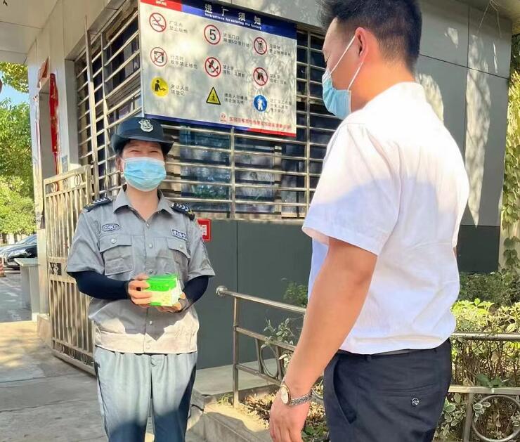 湖北獵鷹保安公司，關(guān)愛隊(duì)員，為隊(duì)員送去防暑物資