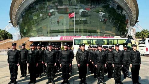 2023襄陽馬拉松在我市諸葛亮廣場激情開跑啦！